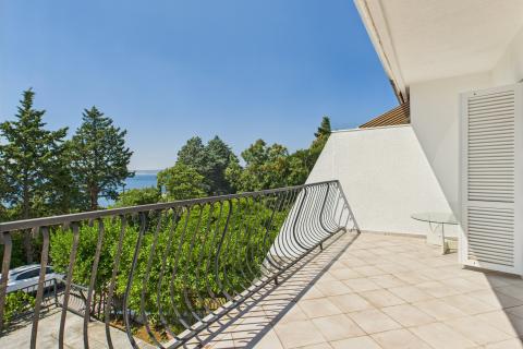 Novi Vinodolski &ndash; huis met garage en tuin, tweede rij van de zee