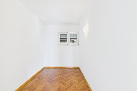 Novi Vinodolski &ndash; huis met garage en tuin, tweede rij van de zee