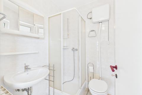 Novi Vinodolski &ndash; huis met garage en tuin, tweede rij van de zee