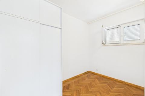 Novi Vinodolski &ndash; huis met garage en tuin, tweede rij van de zee