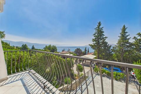 Novi Vinodolski &ndash; huis met garage en tuin, tweede rij van de zee