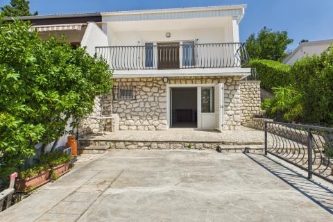 Novi Vinodolski &ndash; huis met garage en tuin, tweede rij van de zee