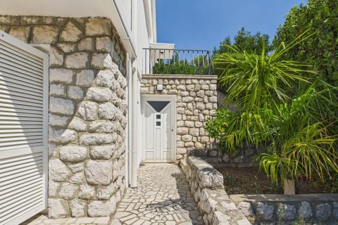 Novi Vinodolski &ndash; huis met garage en tuin, tweede rij van de zee