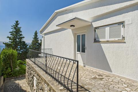 Novi Vinodolski &ndash; huis met garage en tuin, tweede rij van de zee