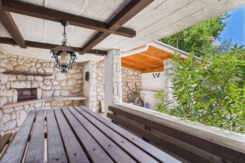 Novi Vinodolski &ndash; huis met garage en tuin, tweede rij van de zee