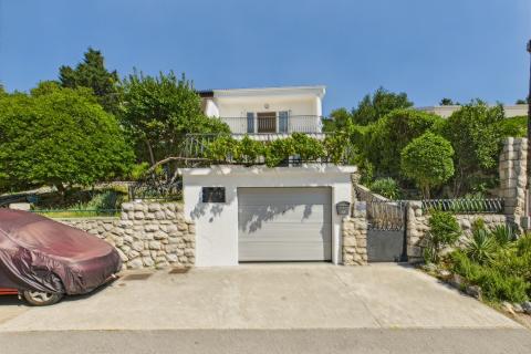 Novi Vinodolski &ndash; huis met garage en tuin, tweede rij van de zee