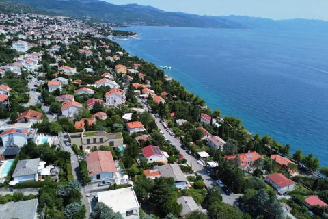 Novi Vinodolski &ndash; huis met garage en tuin, tweede rij van de zee