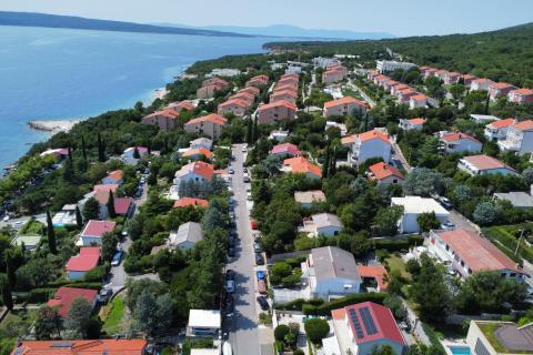 Novi Vinodolski &ndash; huis met garage en tuin, tweede rij van de zee