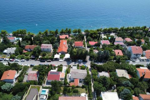 Novi Vinodolski &ndash; huis met garage en tuin, tweede rij van de zee