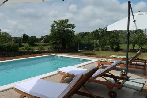 Labin, Istra - kamena kuća s bazenom i okućnicom od 2010m2