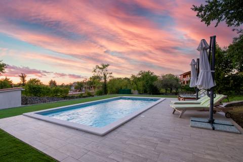 Labin, Istra - kamena kuća s bazenom i okućnicom od 2010m2