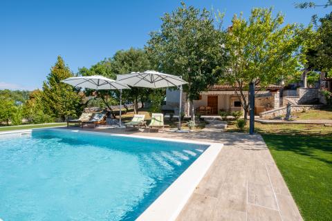 Labin, Istra - kamena kuća s bazenom i okućnicom od 2010m2