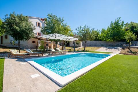 Labin, Istra - kamena kuća s bazenom i okućnicom od 2010m2