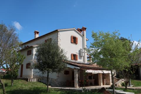 Labin, Istra - kamena kuća s bazenom i okućnicom od 2010m2