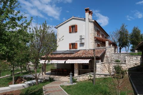 Labin, Istra - kamena kuća s bazenom i okućnicom od 2010m2