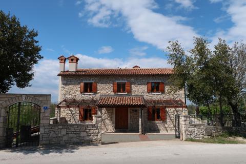 Labin, Istra - kamena kuća s bazenom i okućnicom od 2010m2