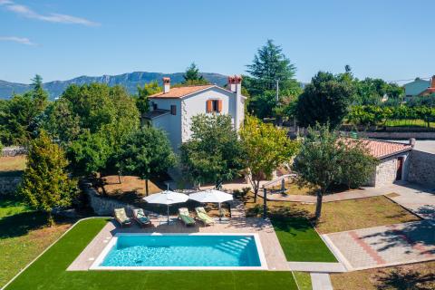 Labin, Istra - kamena kuća s bazenom i okućnicom od 2010m2