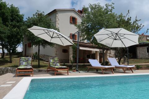 Labin, Istra - kamena kuća s bazenom i okućnicom od 2010m2