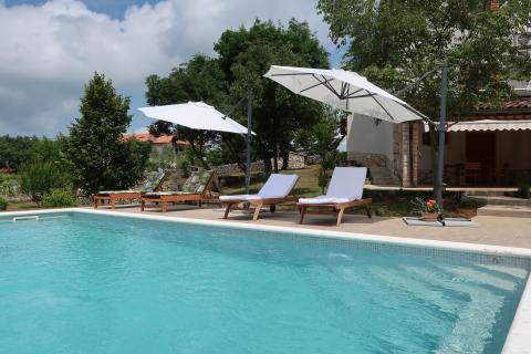 Labin, Istra - kamena kuća s bazenom i okućnicom od 2010m2