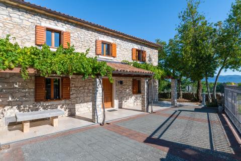 Labin, Istra - kamena kuća s bazenom i okućnicom od 2010m2