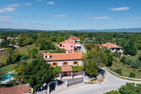 Labin, Istra - kamena kuća s bazenom i okućnicom od 2010m2