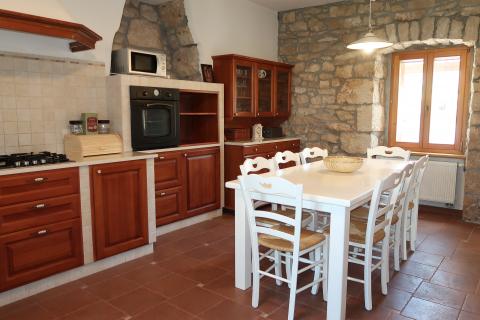 Labin, Istra - kamena kuća s bazenom i okućnicom od 2010m2