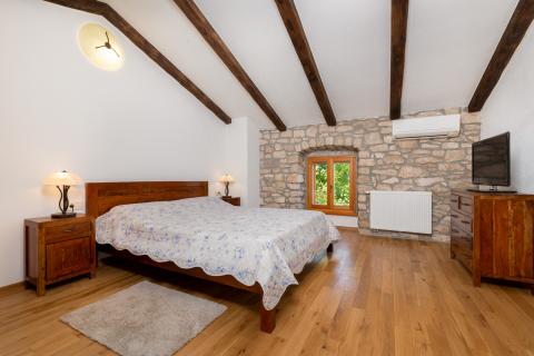 Labin, Istra - kamena kuća s bazenom i okućnicom od 2010m2