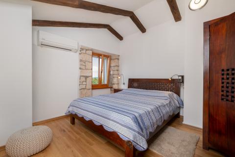 Labin, Istra - kamena kuća s bazenom i okućnicom od 2010m2