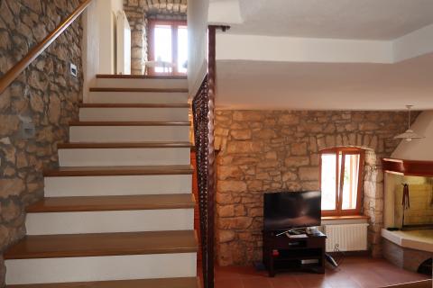 Labin, Istra - kamena kuća s bazenom i okućnicom od 2010m2