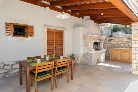 Labin, Istra - kamena kuća s bazenom i okućnicom od 2010m2