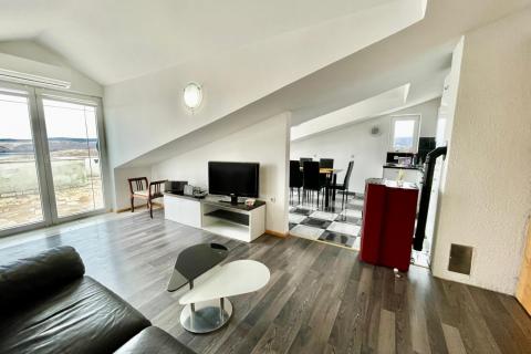 Jadranovo &ndash; langetermijnverhuur van een eenkamerappartement op 200 m van de zee