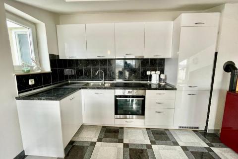 Jadranovo &ndash; langetermijnverhuur van een eenkamerappartement op 200 m van de zee