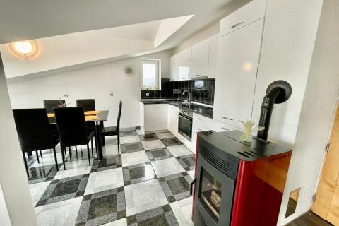 Jadranovo &ndash; langetermijnverhuur van een eenkamerappartement op 200 m van de zee