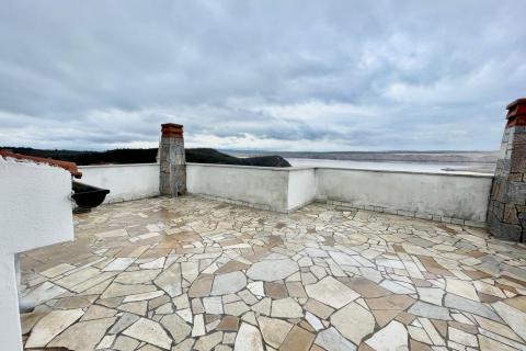 Jadranovo &ndash; langetermijnverhuur van een eenkamerappartement op 200 m van de zee