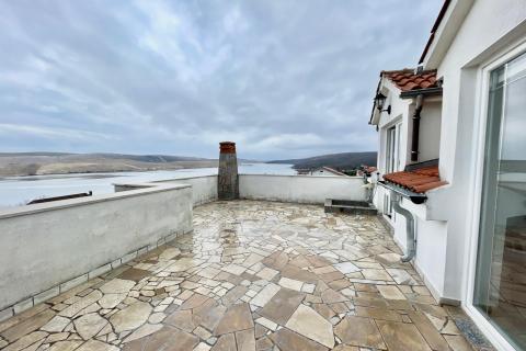 Jadranovo &ndash; langetermijnverhuur van een eenkamerappartement op 200 m van de zee