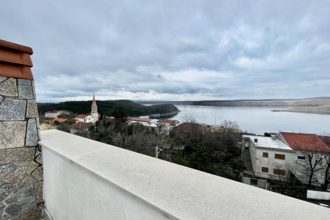 Jadranovo &ndash; langetermijnverhuur van een eenkamerappartement op 200 m van de zee
