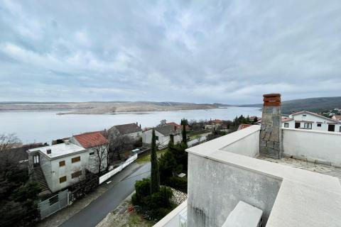 Jadranovo &ndash; langetermijnverhuur van een eenkamerappartement op 200 m van de zee