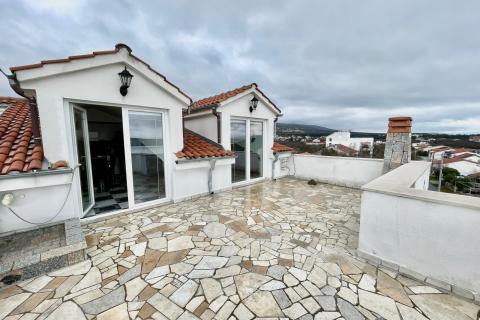 Jadranovo &ndash; langetermijnverhuur van een eenkamerappartement op 200 m van de zee