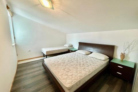 Jadranovo &ndash; langetermijnverhuur van een eenkamerappartement op 200 m van de zee