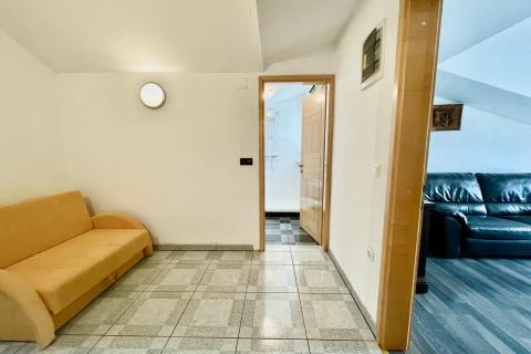 Jadranovo &ndash; langetermijnverhuur van een eenkamerappartement op 200 m van de zee