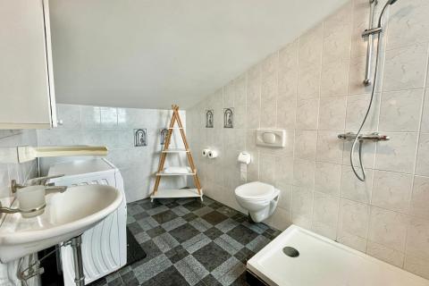 Jadranovo &ndash; langetermijnverhuur van een eenkamerappartement op 200 m van de zee