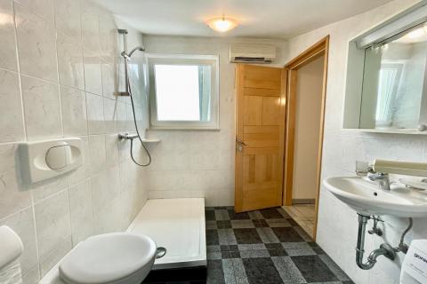 Jadranovo &ndash; langetermijnverhuur van een eenkamerappartement op 200 m van de zee