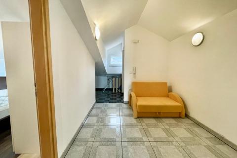 Jadranovo &ndash; langetermijnverhuur van een eenkamerappartement op 200 m van de zee