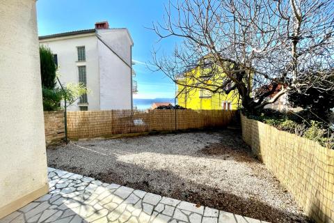 Crikvenica &ndash; gerenoveerd tweekamerappartement met tuin