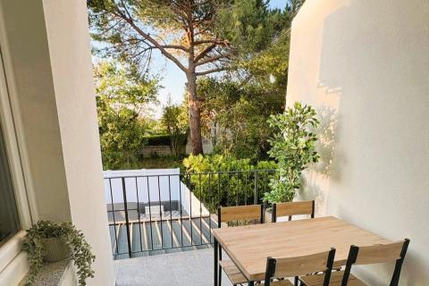 Истрия, Новиград, однокомнатная квартира с галереей, 200 м от моря