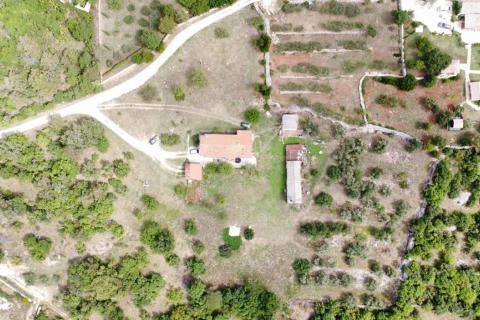 ISTRA, BUJE - Samostojeća kuća i veliko građevinsko zemlji&scaron;te