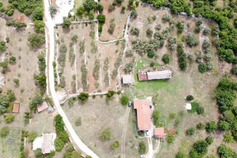 ISTRA, BUJE - Samostojeća kuća i veliko građevinsko zemlji&scaron;te