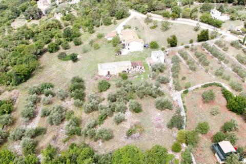 ISTRA, BUJE - Samostojeća kuća i veliko građevinsko zemlji&scaron;te