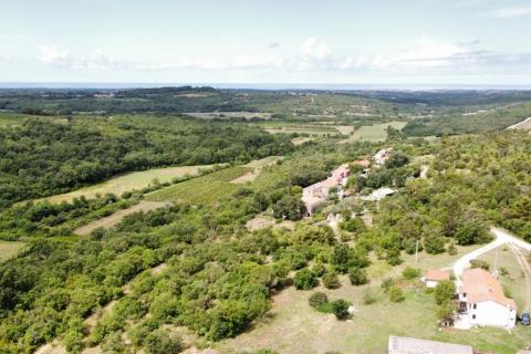 ISTRA, BUJE - Samostojeća kuća i veliko građevinsko zemlji&scaron;te