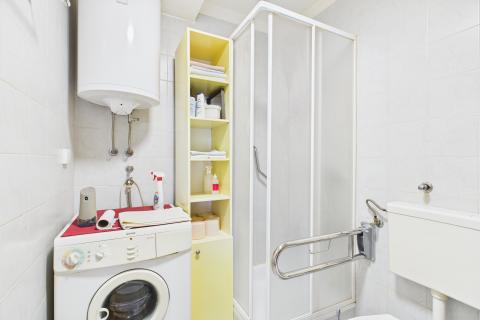 Crikvenica, Selce - kuća sa poslovnim prostorom 1. red uz more